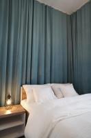 科沙林Stary Koszalin Hostel &amp; Hotel Services的有两张床和蓝色窗帘的卧室