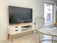 Loft de lujo en pleno corazón de Ourense的电视和/或娱乐中心