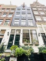 阿姆斯特丹Aris Amsterdam的前面有窗户和植物的建筑