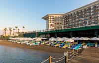 阿拉尼亚Mary Hotels Alanya的一个带椅子和遮阳伞的海滩和一家酒店
