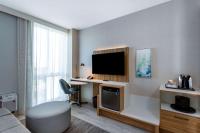 Wyndham Garden Miami International Airport的电视和&#47;或娱乐中心