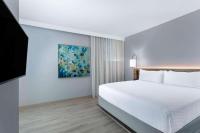 Wyndham Garden Miami International Airport客房内的一张或多张床位