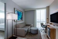 Wyndham Garden Miami International Airport的电视和&#47;或娱乐中心