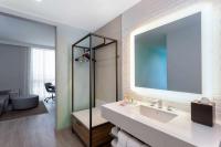 Wyndham Garden Miami International Airport的一间浴室