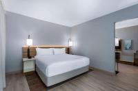 Wyndham Garden Miami International Airport客房内的一张或多张床位