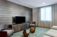 Wyndham Garden Miami International Airport的电视和&#47;或娱乐中心