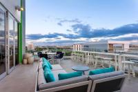 Wyndham Garden Miami International Airport的阳台或露台