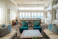 Kaimana Beach Hotel的休息区
