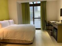 Ramada Encore By Wyndham Hualien客房内的一张或多张床位