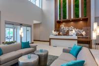 迈阿密Wyndham Garden Miami International Airport的客厅设有两张沙发和一个大堂。