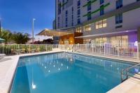 迈阿密Wyndham Garden Miami International Airport的建筑物前的一个大型游泳池