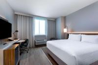 Wyndham Garden Miami International Airport客房内的一张或多张床位