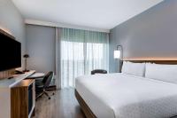 Wyndham Garden Miami International Airport客房内的一张或多张床位