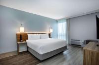 Wyndham Garden Miami International Airport客房内的一张或多张床位