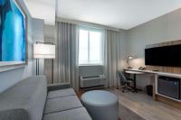 Wyndham Garden Miami International Airport的电视和&#47;或娱乐中心