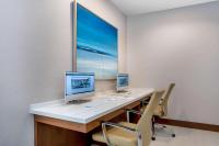 Wyndham Garden Miami International Airport的电视和&#47;或娱乐中心