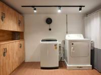 曼谷Station8 Hostel的一间厨房,内设两个冰箱