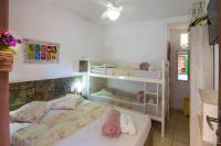 帕拉蒂Pousada Casa do Rio Hostel - 8 min do Centro Hístorico - Passeio de Barco com saída da Pousada -Pago a parte- Perto das Praias e Beira Rio的一间卧室配有两张双层床,带两个婴儿