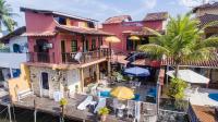 帕拉蒂Pousada Casa do Rio Hostel - 8 min do Centro Hístorico - Passeio de Barco com saída da Pousada -Pago a parte- Perto das Praias e Beira Rio的享有带游泳池的房屋的空中景致