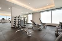 Ramada Encore by Wyndham Muscat Al-Ghubra的健身中心和/或健身设施