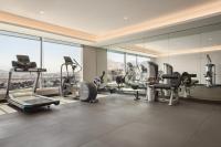 Ramada Encore by Wyndham Muscat Al-Ghubra的健身中心和/或健身设施