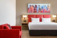 Ramada Encore by Wyndham Muscat Al-Ghubra客房内的一张或多张床位