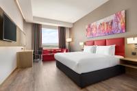Ramada Encore by Wyndham Muscat Al-Ghubra客房内的一张或多张床位