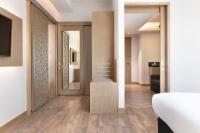 Ramada Encore by Wyndham Muscat Al-Ghubra客房内的一张或多张床位