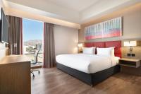 Ramada Encore by Wyndham Muscat Al-Ghubra客房内的一张或多张床位