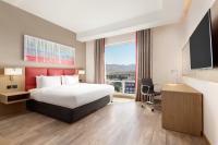 Ramada Encore by Wyndham Muscat Al-Ghubra客房内的一张或多张床位