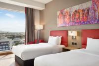 Ramada Encore by Wyndham Muscat Al-Ghubra客房内的一张或多张床位