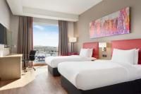 Ramada Encore by Wyndham Muscat Al-Ghubra客房内的一张或多张床位