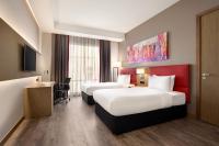 Ramada Encore by Wyndham Muscat Al-Ghubra客房内的一张或多张床位