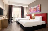 Ramada Encore by Wyndham Muscat Al-Ghubra客房内的一张或多张床位