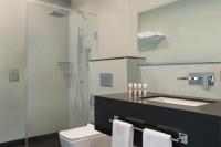 Ramada Encore by Wyndham Muscat Al-Ghubra的一间浴室