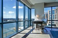 华盛顿InterContinental - Washington D.C. - The Wharf by IHG的一个带书桌和大窗户的办公室