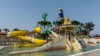 U Splash Resort Eilat内部或周边的泳池
