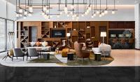 迪拜Revier Hotel - Dubai的酒店大堂里摆放着桌椅