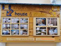 皮兰Traditional Piran house的传统公司房屋和一室公寓的标志