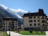 夏蒙尼-勃朗峰Cham&#39;Heart, 4-star apartments in Chamonix centre with free private parking的山前的几栋建筑