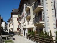 夏蒙尼-勃朗峰Cham&#39;Heart, 4-star apartments in Chamonix centre with free private parking的街道上带阳台的公寓楼