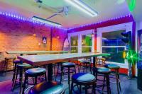 Lucky D&#39;s Youth and Traveler&#39;s Hostel餐厅或其他用餐的地方
