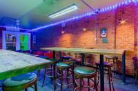 Lucky D&#39;s Youth and Traveler&#39;s Hostel餐厅或其他用餐的地方
