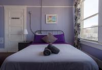 Lucky D&#39;s Youth and Traveler&#39;s Hostel客房内的一张或多张床位
