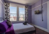Lucky D&#39;s Youth and Traveler&#39;s Hostel客房内的一张或多张床位