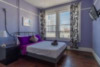Lucky D&#39;s Youth and Traveler&#39;s Hostel客房内的一张或多张床位