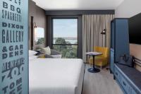 Hyatt Centric Beale Street Memphis客房内的一张或多张床位