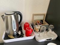Hotel Etno Selo Timcevski的咖啡和沏茶工具