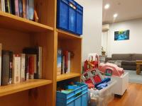 山林小屋内部图书馆