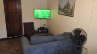 Furnished self catering cottage的电视和/或娱乐中心